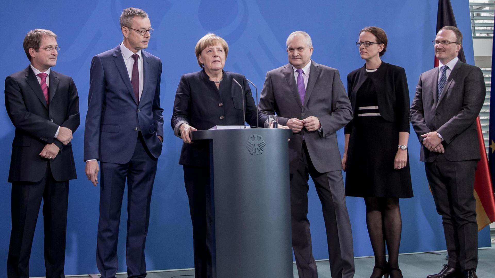 Bundeskanzlerin Angela Merkel (CDU) steht am 02.11.2016 in Berlin bei der Entgegennahme des Gutachtens zur Wirtschaftsentwicklung zwischen dem Vorsitzenden des Sachverständigenrates, Christoph M. Schmidt (3.v.r), Peter Bofinger (2.v.l), Lars P. Feld (r), Isabel Schnabel (2.v.r) und Volker Wieland...