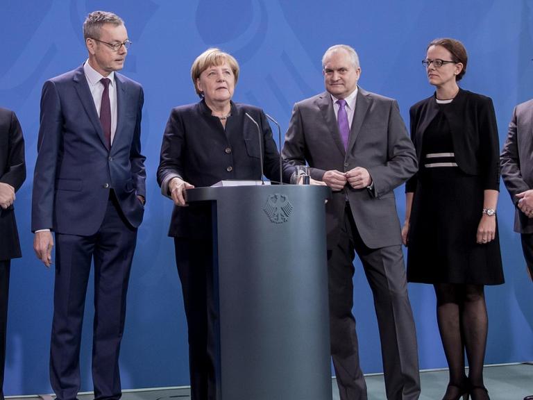 Bundeskanzlerin Angela Merkel (CDU) steht am 02.11.2016 in Berlin bei der Entgegennahme des Gutachtens zur Wirtschaftsentwicklung zwischen dem Vorsitzenden des Sachverständigenrates, Christoph M. Schmidt (3.v.r), Peter Bofinger (2.v.l), Lars P. Feld (r), Isabel Schnabel (2.v.r) und Volker Wieland...