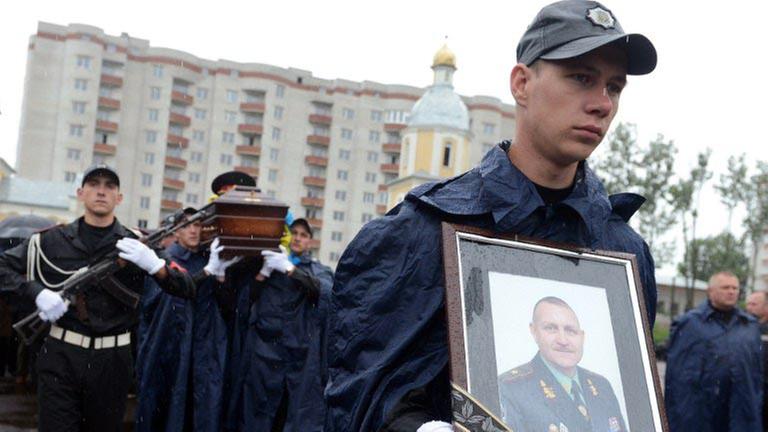 Soldaten tragen auf einem Trauerzug durch Lemberg den Sarg und ein Porträt des am 29. Mai bei einem Hubschrauber-Abschuss getöteten Generalmajor Sergej Kultschitzki