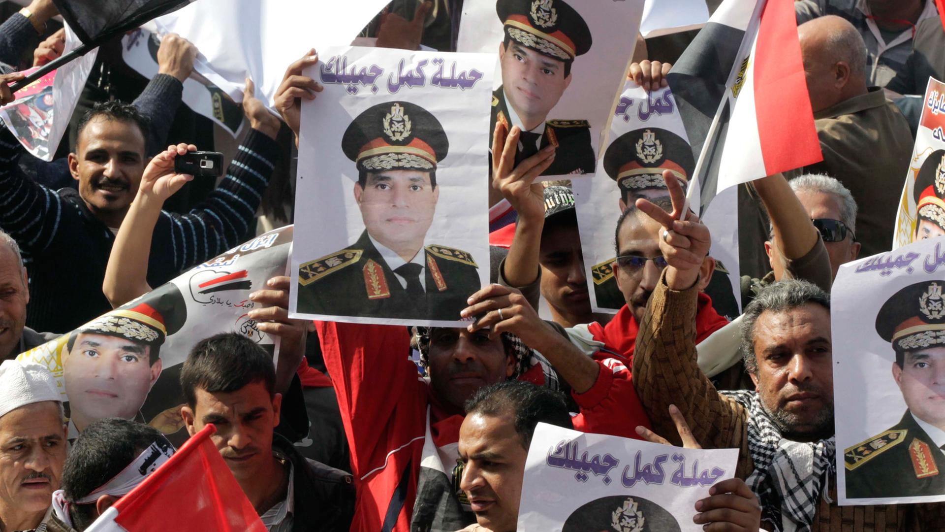 Anhänger von Armeechef al-Sisi demonstrieren in Kairo