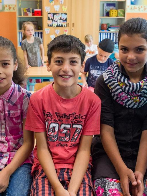 Die syrischen Kinder (l-r) Nour, Kamala, Bourhan, Roaa und Mohammad sitzen am 22.06.2016 in ihrem Klassenraum der 1. Klasse der Gundschule "Kinder von Golzow" in Golzow im Oderbruch (Brandenburg).