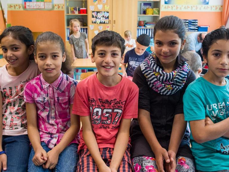 Die syrischen Kinder (l-r) Nour, Kamala, Bourhan, Roaa und Mohammad sitzen am 22.06.2016 in ihrem Klassenraum der 1. Klasse der Gundschule "Kinder von Golzow" in Golzow im Oderbruch (Brandenburg).