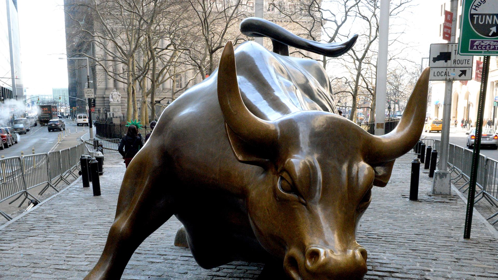 Der Charging Bull (Wall Street Bull) nahe der Wall Street in New York (USA), aufgenommen am 08.03.2014.