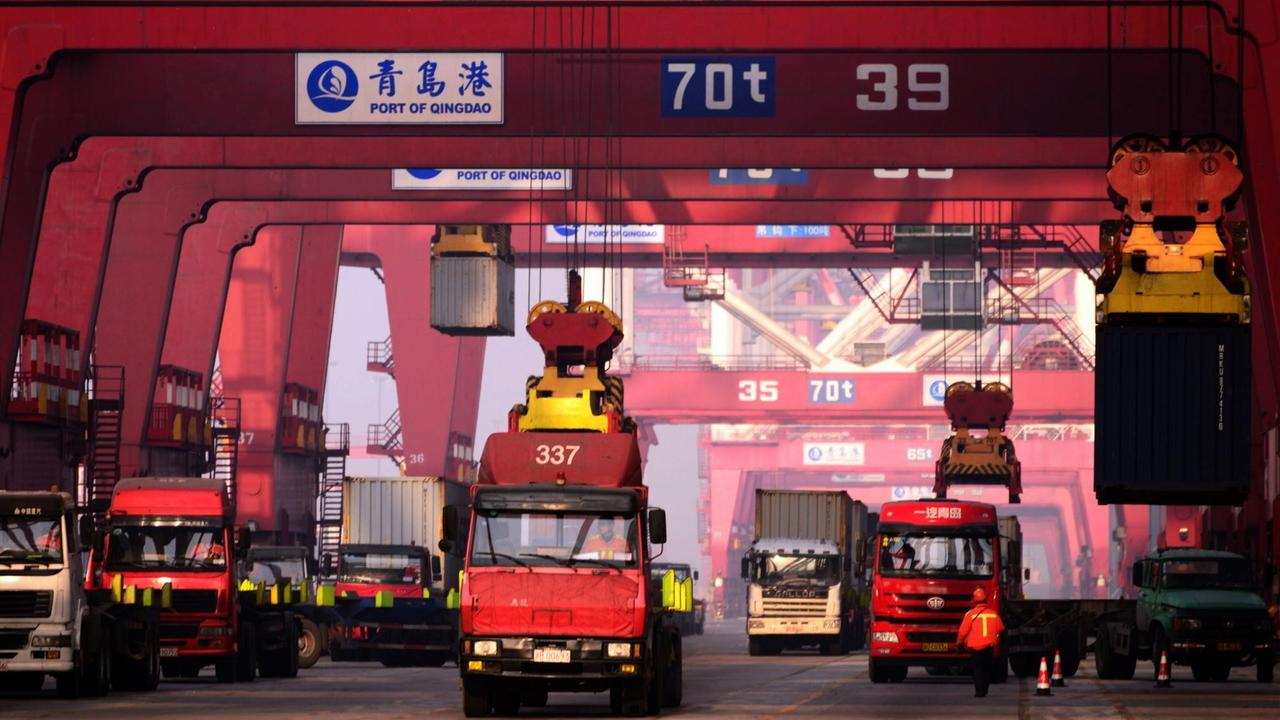 Im Hafen von Quingdoa, China werden Container verschifft.