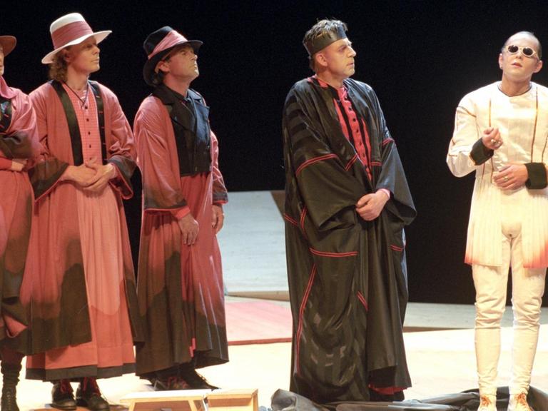 Die Schauspieler Kay Schulze, Thomas Bading, Jürgen Huth, Jörg Gudzuhn und Guntram Brattia (v.l.) bei einer Aufführung von "König Ödipus" im Deutschen Theater Berlin.