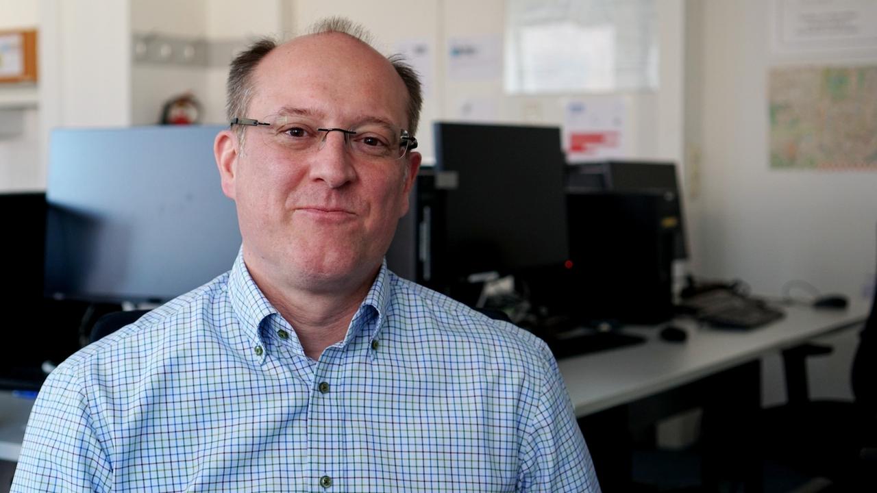 Ingenieur Gerhard Kramer in einem der Computer-Arbeitsräume an seinem Lehrstuhl in der TU München