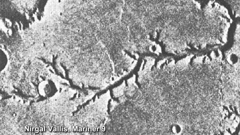 Mehrere Aufnahmen von Mariner 9 - wie diese von Nirgal-Vallis - zeigten den Marsforschern, dass es früher flüssiges Wasser auf dem Mars gegeben haben könnte