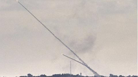 Raketen werden aus dem Gazastreifen auf die südisraelische Stadt Sderot gefeuert.