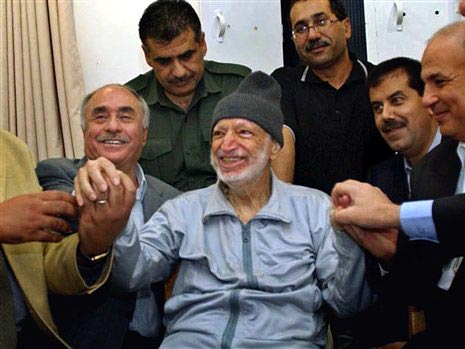 Jassir Arafat im Kreise seiner tunesischen, jordanischen und ägyptischen Ärzte am 28. Oktober 2004 Jassir Arafat im Kreise seiner tunesischen, jordanischen und ägyptischen Ärzte am 28. Oktober 2004