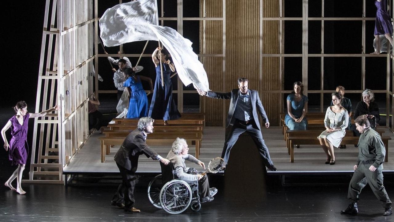 Das Foto zeigt eine Szene aus der Neuinzenierung von Mozarts Oper "Die Entführung aus dem Serail". Zu sehen sind einige der Hauptdarsteller.