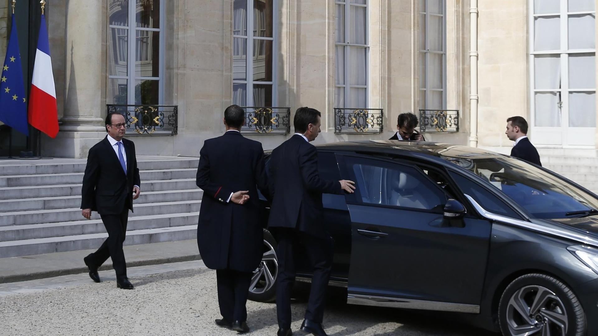 Frankreichs Präsident François Hollande verlässt nach der Sitzung des Sicherheitskabinetts den Elysée-Palast.