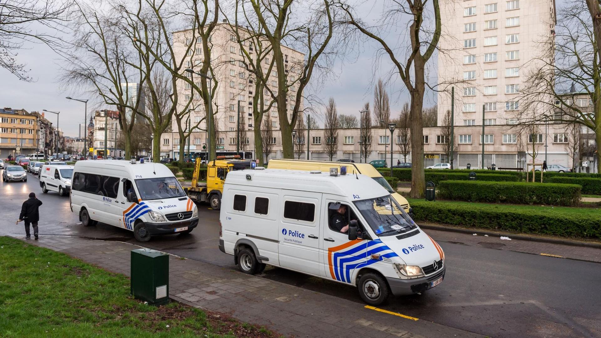 Polizeiwagen stehen vor einer Wohnung in der belgischen Haupstadt Brüssel, in der Terrorverdächtige festgenommen wurden.