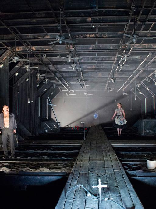 Rose Bernd bei den Salzburger Festspielen (2017) Schauspieler: Markus John (Christoph Flamm) und Lina Beckmann (Rose Bernd)
