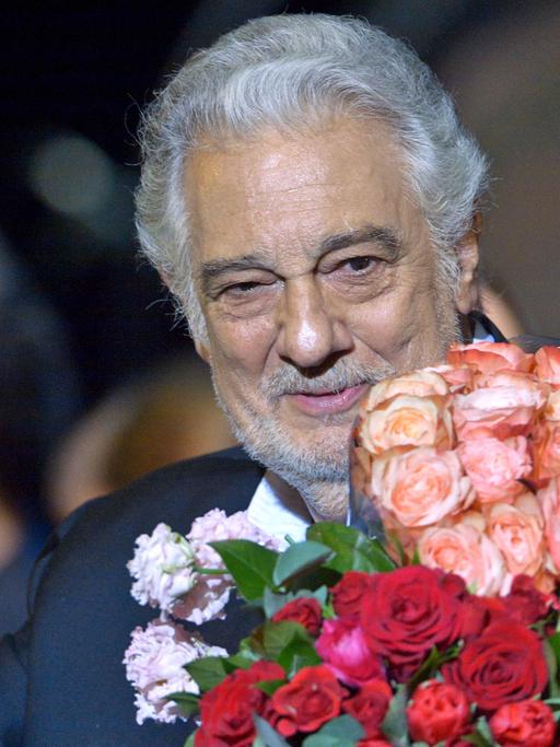 Der spanische Opernsänger Placido Domingo steht nach einem Konzert am 14.1.2016 in Moskau mit Blumen im Arm auf der Bühne.