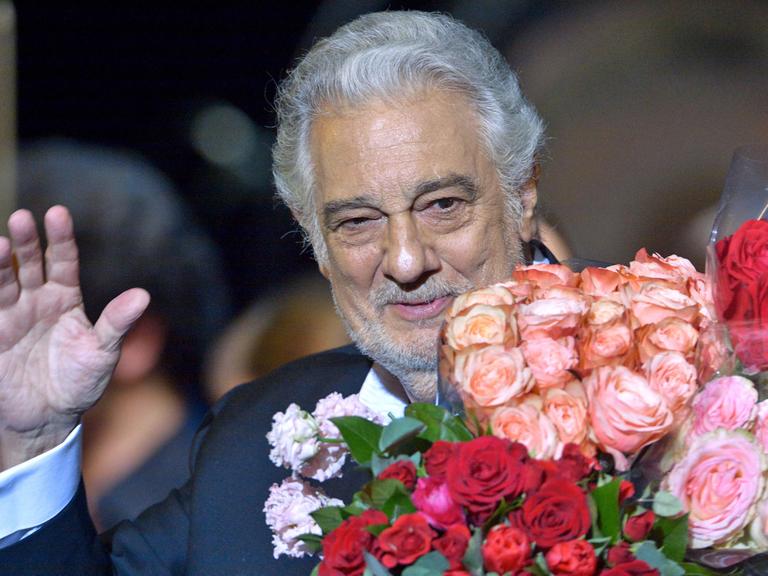 Der spanische Opernsänger Placido Domingo steht nach einem Konzert am 14.1.2016 in Moskau mit Blumen im Arm auf der Bühne.