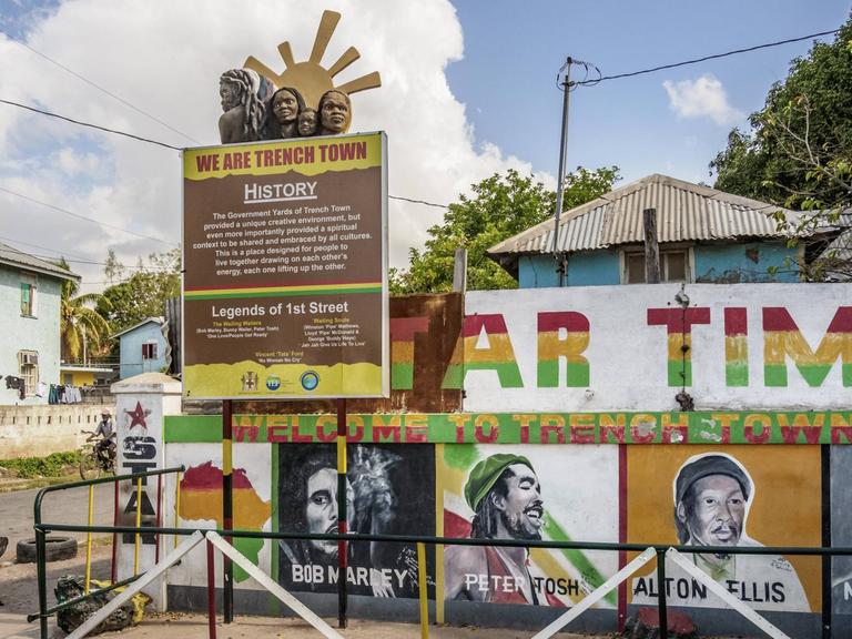 Blick auf die 1st Street in Trenchtown in Jamaikas Hauptstadt Kingston