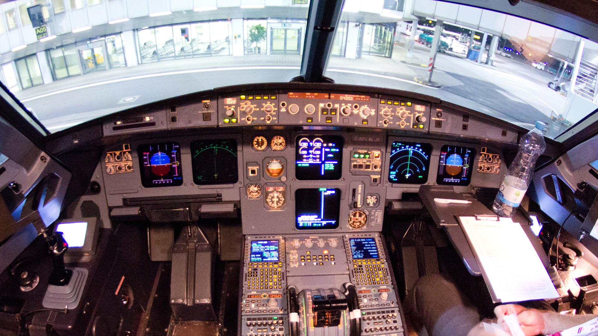 Blick in das Cockpit des verunglückten Airbus A320 mit der Kennung D-AIPX der Fluggesellschaft Germanwings. Das Bild entstand am 22.03.2015 auf dem Flughafen in Düsseldorf (Nordrhein-Westfalen) nach einem der letzten Flüge vor dem Absturz der Maschine in 