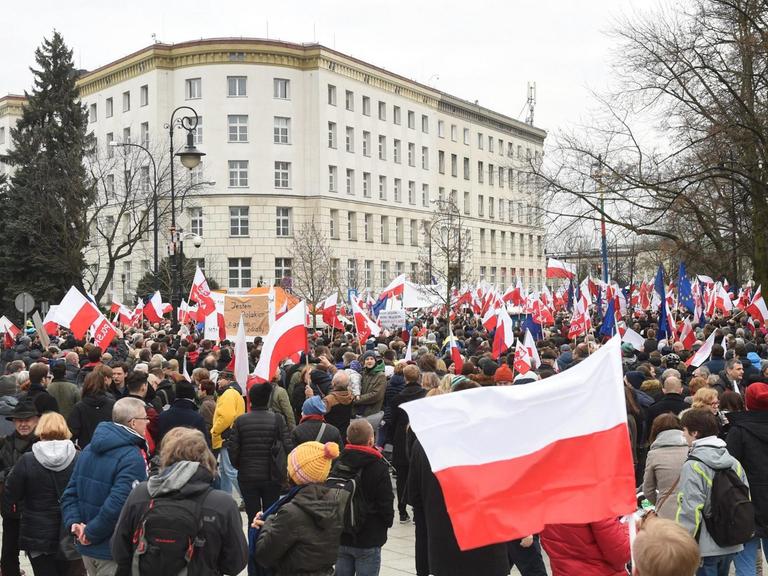 Menschen demonstrieren in Warschau, Polen, gegen die nationalkonservative Regierung.