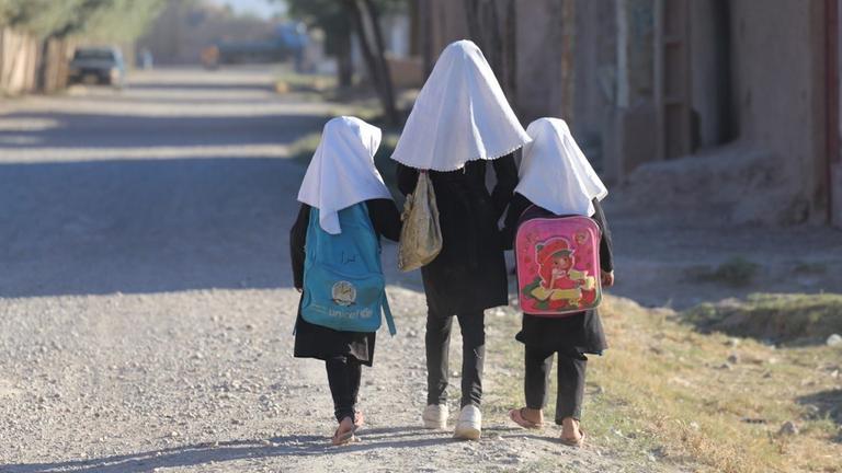 Drei Mädchen auf dem Weg in die Schule in Herat (Afghanistan)