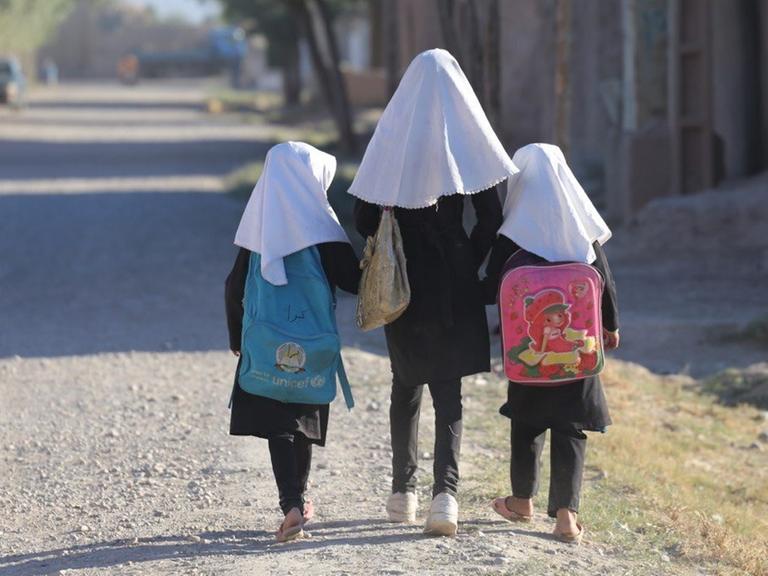 Drei Mädchen auf dem Weg in die Schule, in Herat (Afghanistan)