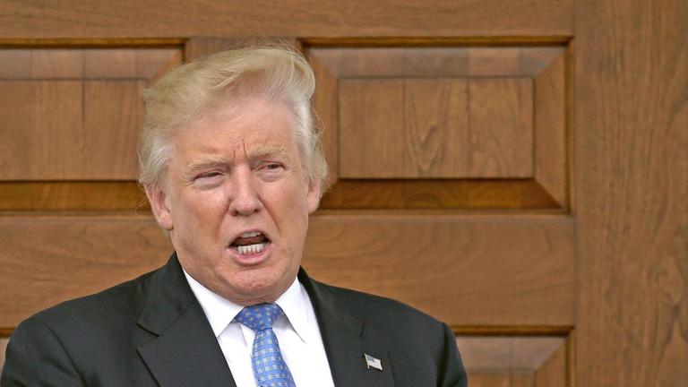 Donald Trump steht am 20. November 2016 vor der Tür am Klubhaus des Trump International Golf Club, in Bedminster Township, New Jersey, USA