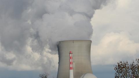 Das schweizerische Kernkraftwerk Leibstadt nebst Kühlturm