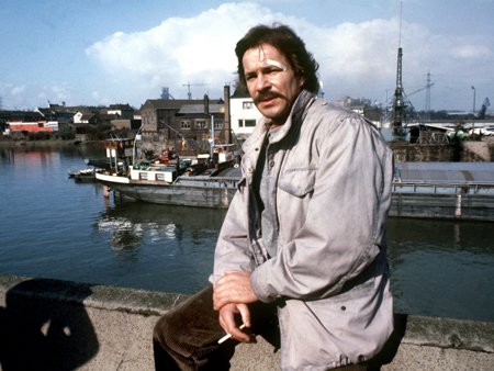Schauspieler Götz George im März 1981 bei Dreharbeiten zu Folge der Krimi-Serie "Tatort" mit Kommissar Schimanski.