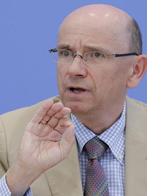 Eugen Brysch, Vorstand der Deutschen Stiftung Patientenschutz vor blauem Hintergrund bei der Bundespressekonferenz