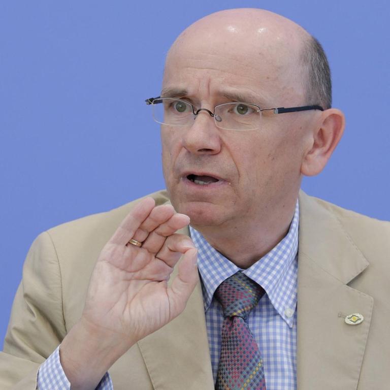 Eugen Brysch, Vorstand der Deutschen Stiftung Patientenschutz vor blauem Hintergrund bei der Bundespressekonferenz