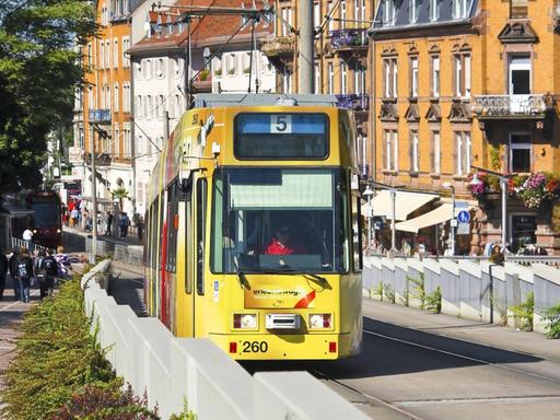 Straßenbahn in Freiburg am 11.8.2014.