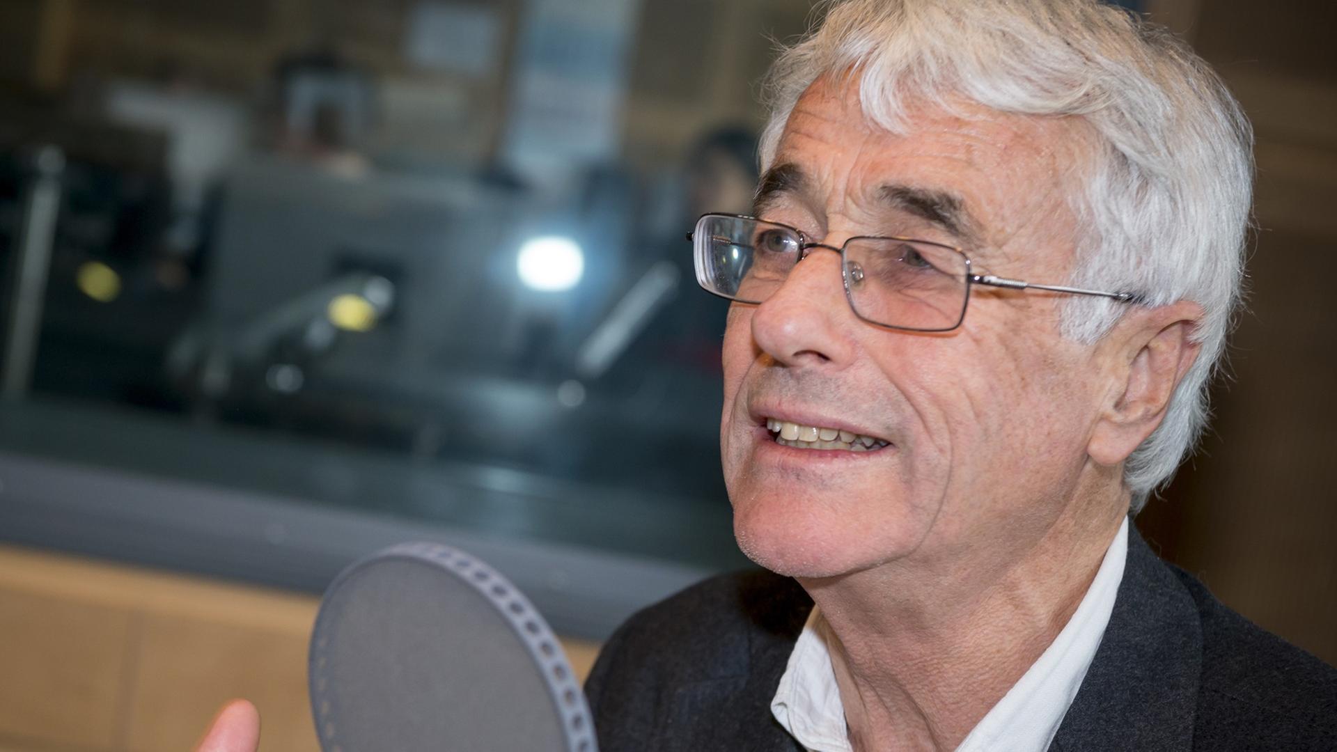 Der britische Politikwissenschaftler Colin Crouch, aufgenommen 2013 im Studio von Deutschlandradio Kultur