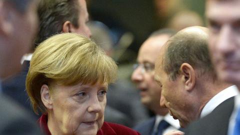 Treffen der EU-Regierungschefs: Bundeskanzlerin Angela Merkel (CDU) im Gespräch mit dem rumänischen Präsidenten Traian Basescu