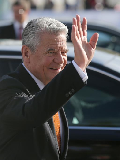 Bundespräsident Joachim Gauck winkt in die Menge bei seiner Ankunft in Leipzig zum Festakt zur Friedlichen Revolution.