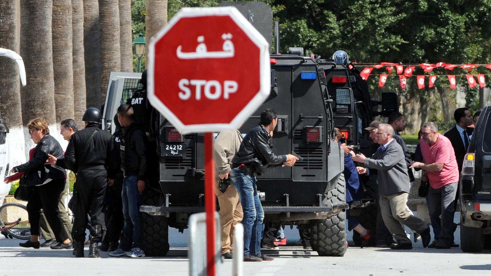 Polizisten und andere Menschen laufen aus dem National-Museum in Tunis
