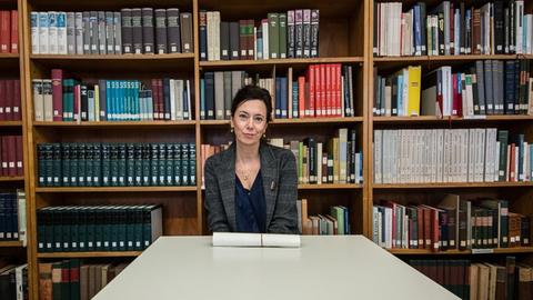 Rheinland-Pfalz, Mainz: Eva Menasse, Journalistin und Schriftstellerin aus Österreich, sitzt in der Bibliothek des Gutenberg-Museums bei ihrer offiziellen Amtseinführung.