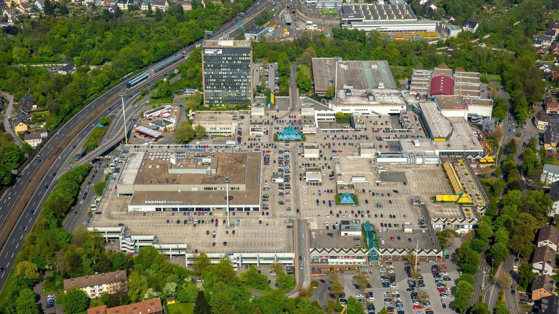 Eine Luftaufnahme des Einkaufszentrums Rhein-Ruhr-Zentrum an der A40 in Mülheim an der Ruhr