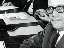 Der Gründer der "documenta" Arnold Bode bei der Begutachtung von Plakaten für die "documenta-4" 1968 in Kassel