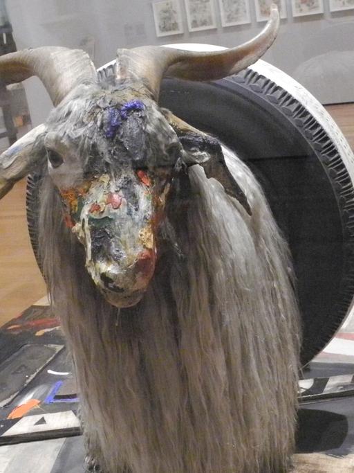 Das Werk "Monogram" des US-Künstlers Robert Rauschenberg zeigt eine ausgestopfte Angoraziege mit zwei dicken Hörnern. Sie steckt mit ihrem Hinterteil in einem Autoreifen. Das Kunstwerk ist derzeit im Museum of Modern Art (MoMA) in New York zu sehen - als Teil einer großen Rauschenberg-Retrospektive "Among Friends".
