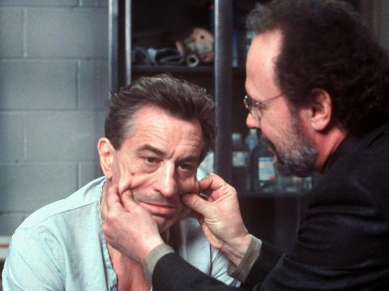 Der gebeutelte Mafiaboss Paul Vitti (Robert De Niro, l.) lässt sich in dem neuen Kinofilm "Analyze That - Reine Nervensache 2" von seinem Psychiater Dr. Ben Sobel (Billy Crystal) behandeln.