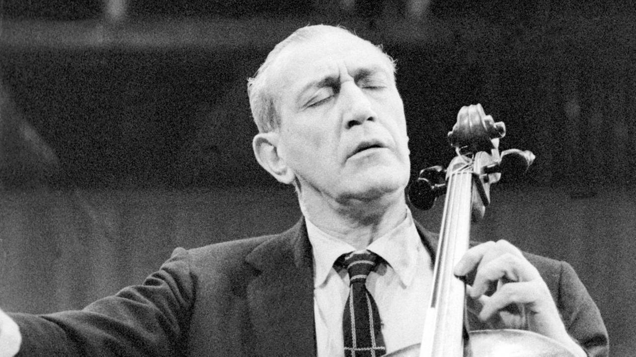 Ein Mann spielt mit geschlossenen Augen versunken Violoncello.