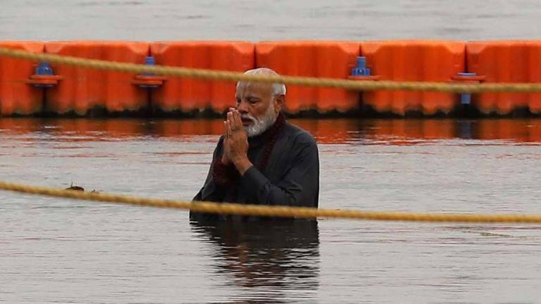 24. Februar 2019: Indiens Ministerpräsident Narendra Modi steht im Rahmen des Pilgerfests Kumbha Mela betend im Ganges.