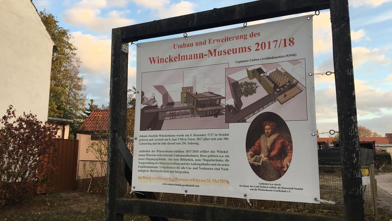 Eine Schautafel zeigt die Pläne für den Umbau des Winckelmann-Museums in Stendal.