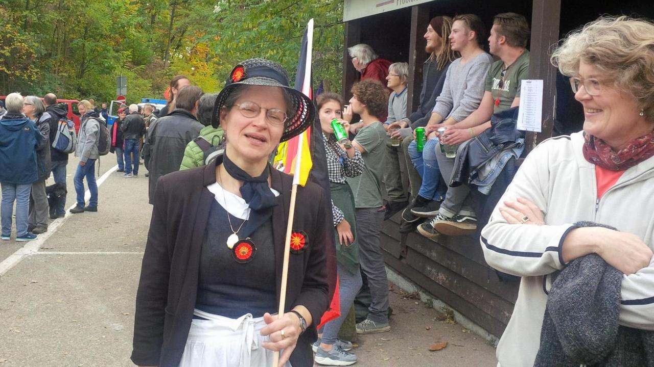 Die AfD-Kritikerin Esther Grün alias Elisabeth Hornig, die 1832 auf dem Hambacher Fest demonstrierte. Esther Grün macht sonst Führungen durchs Hambacher Schloss und besucht die AfD -‎Gegendemo als "Wiedergängerin" der historischen Demonstrantin. 