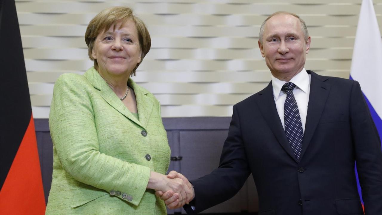 Bundeskanzlerin Angela Merkel bei einem Händedruck am 02.05.2017 in Sotschi (Russland) mit dem russischen Präsidenten Wladimir Putin