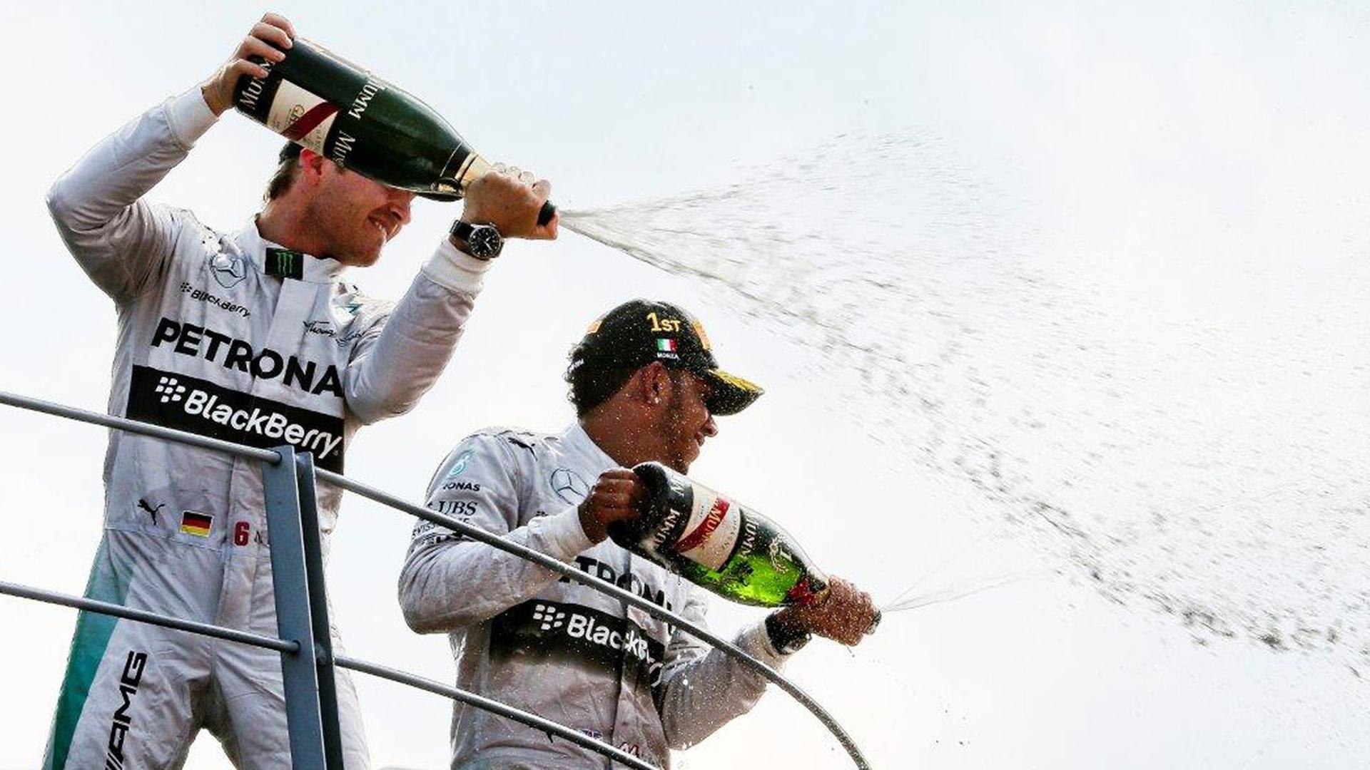 Die Formel-Eins-Fahrer spritzen Champagner in die Menge