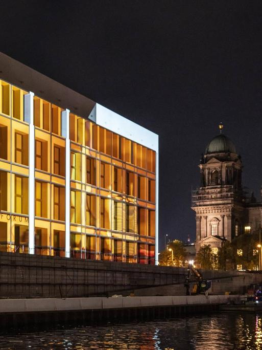 Nachtaufnahme: Zum 30. Jubiläum des Mauerfalls in Berlin werden in den Abendstunden Fotos und Filme an die Fassade des Humboldt Forums projiziert