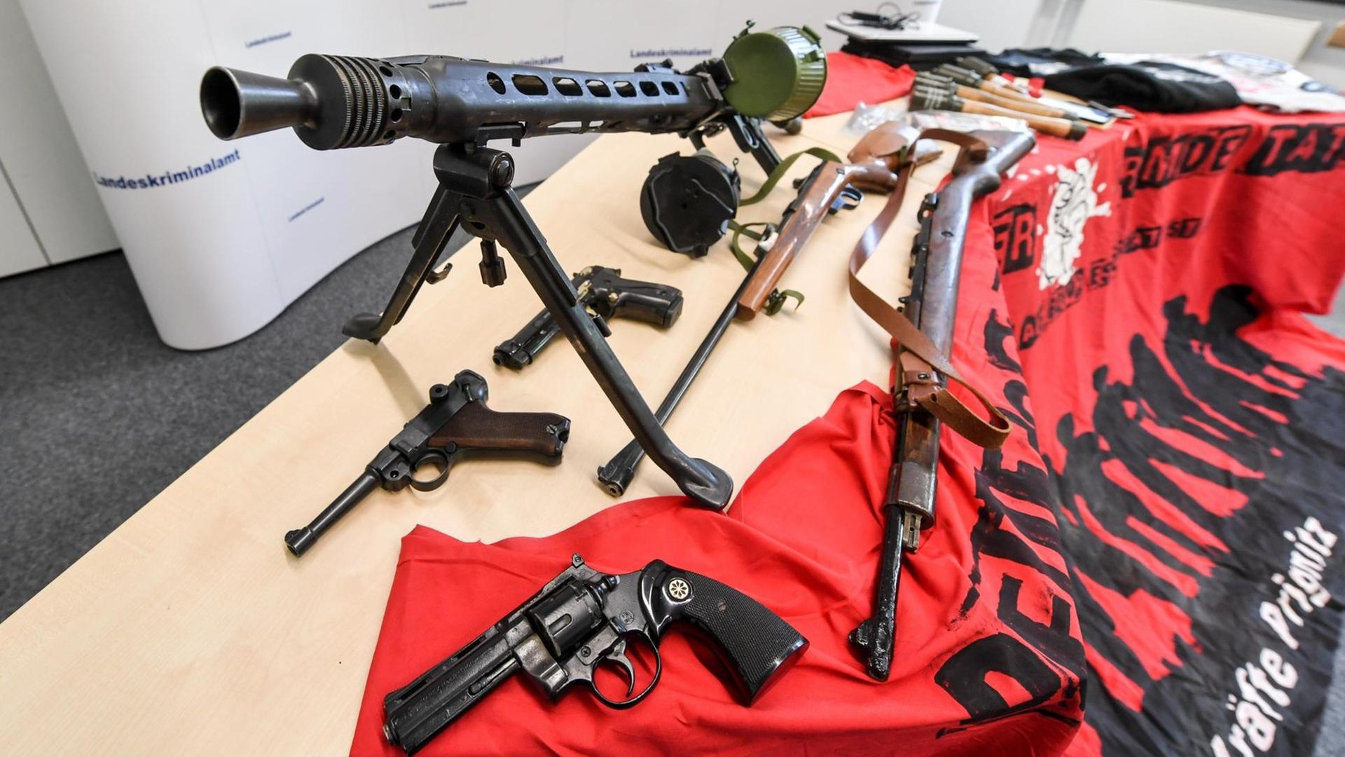 Sichergestellte Waffen und Materialien bem Landeskriminalamt Brandenburg auf einem Tisch nach einer Razzia gegen die Neonazi-Gruppe "Freie Kräfte Prignitz".