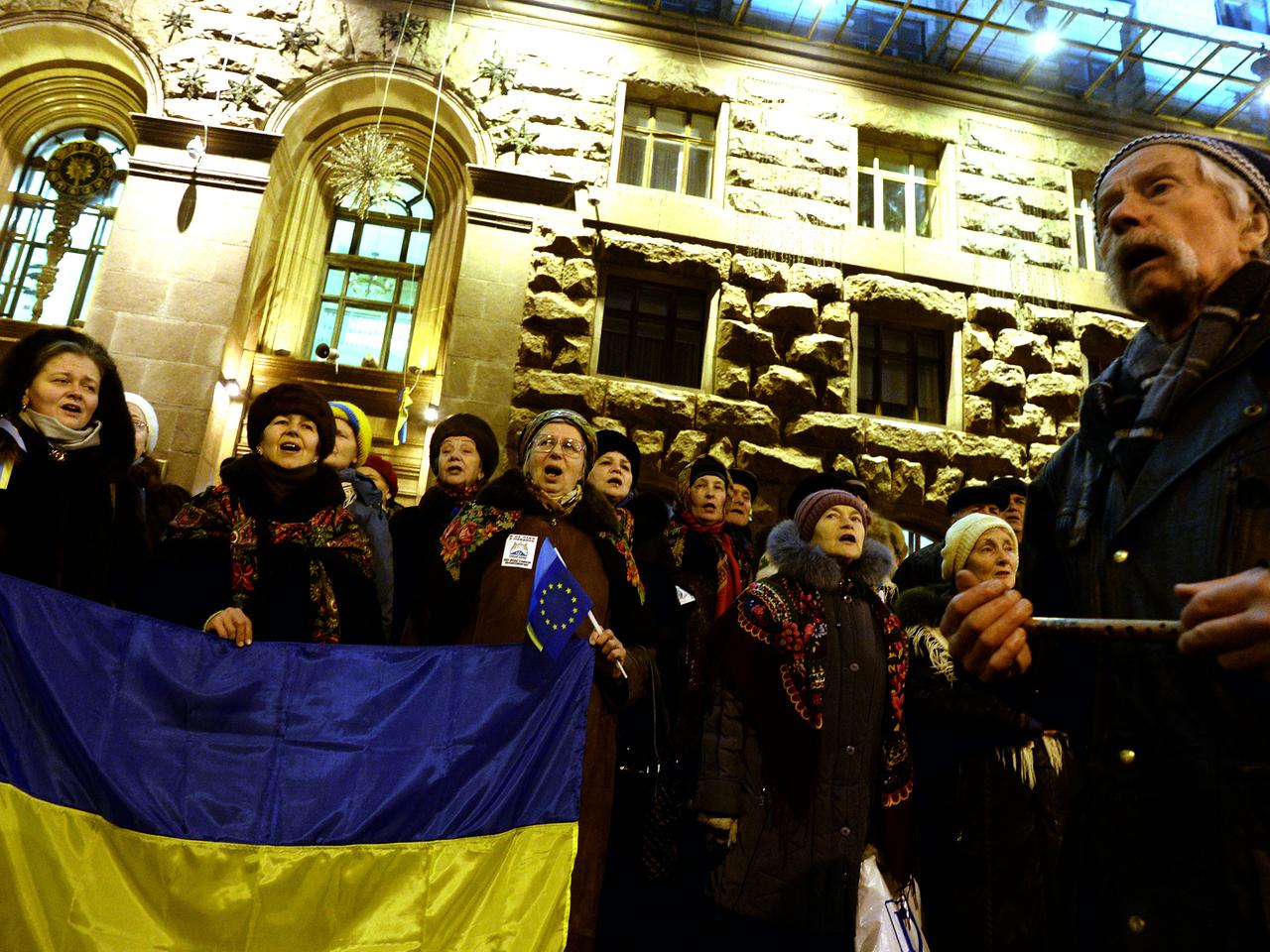 Menschen protestieren in Kiew für einen prowestlichen Kurs, einige von ihnen tragen ukrainische und europäische Flaggen.