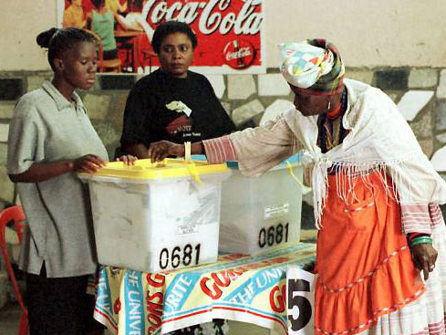 Eine Herero-Frau (rechts) gibt bei der Wahl 1999 in Namibia ihre Stimme ab.