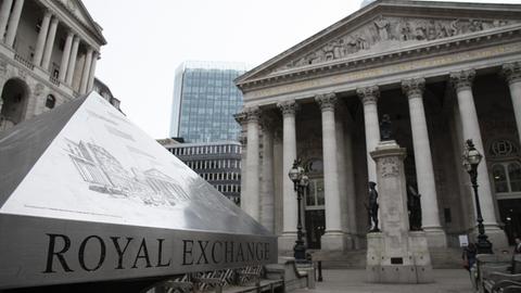 Die Royal Exchange im Zentrum von London Acht korinthische Säulen, vom Pantheon in Rom inspiriert: darüber ein Bilderfries mit Figuren aus der Welt des Handels. Die erste Londoner Börse, wurde 23. Januar 1571 von Königin Elisabeth I. eröffnet.